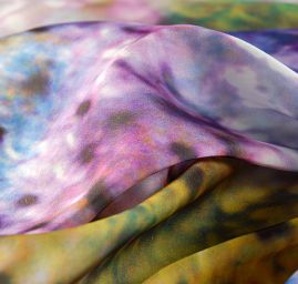 Jemný satén digitální tisk zvířecí motiv zelená