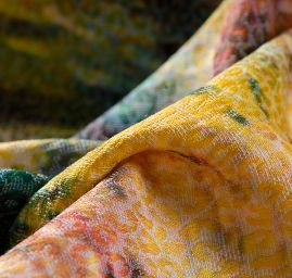 Žakárová látka tisk motiv hadí kůže fialová