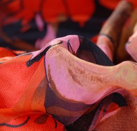 Hedvábný šifon květinový motiv červenočerný