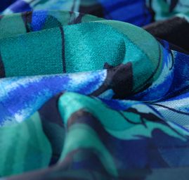 Hedvábný šifon květinový motiv modrozelený