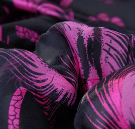 Hedvábný šifon abstraktní motiv růžovočerný