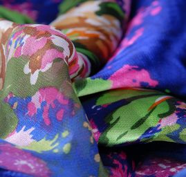 Hedvábný šifon květinový motiv modrý