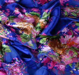 Hedvábný šifon květinový motiv modrý