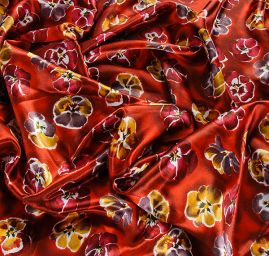 Satén nepružný květinový vzor macešky 