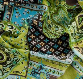 Šifon plise patchwork orientální motiv zelená/černá