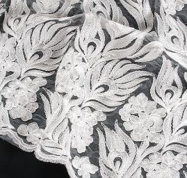 Krajka bordurová na tylu květy slonová kost