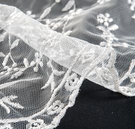 Krajka tylová drobná výšivka slonová kost