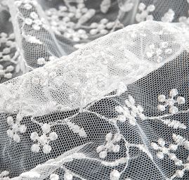 Krajka tylová drobná výšivka slonová kost