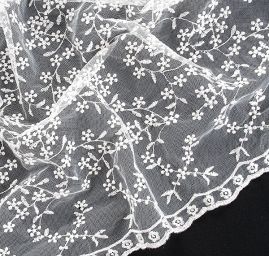 Krajka tylová drobná výšivka slonová kost