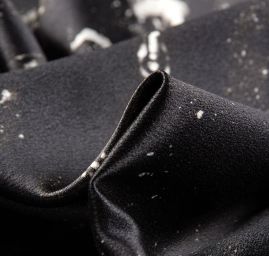 Hedvábný atlas kupón kapky vody černá bílá