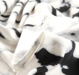 Úplet viskozová látka na šaty s abstaktním vzorem