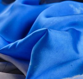 Satén nepružný geometrický vzor s květy modrý