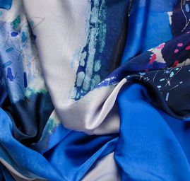 Satén nepružný geometrický vzor s květy modrý