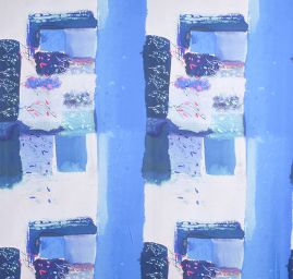 Satén nepružný geometrický vzor s květy modrý