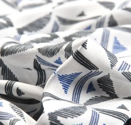 Šatová látka imitace hedvábí geometrický vzor modrý