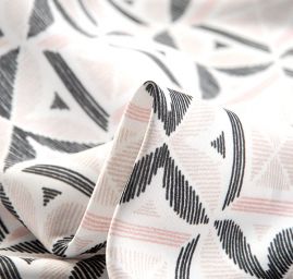 Šatová látka imitace hedvábí geometrický vzor hnědý