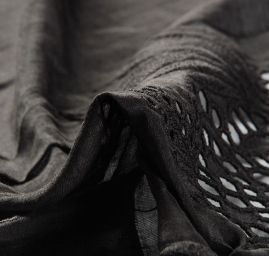 Etamín látka s krajkovou bordurou černá