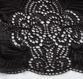 Etamín látka s krajkovou bordurou černá