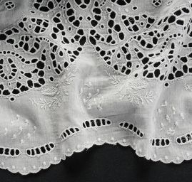 Etamínová látka s krajkovou bordurou šedá