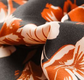 Šatová látka imitace hedvábí vzor květů hnědá