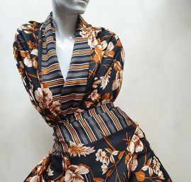 Šatová látka imitace hedvábí vzor květů hnědá