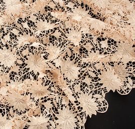 Krajka hrubá květ béžová