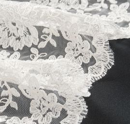 Krajka romantická výšivka na tylu smetanová