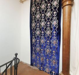 Samet s barokní květinovou  výšivkou modrý