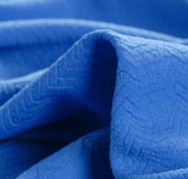 Pletenina s plastickým vzorem vlnek modrá