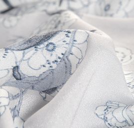 Krepdešín motiv ptáčků/květin šedostříbrný