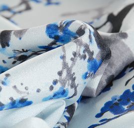 Krepdešín květy višní sv. modrý