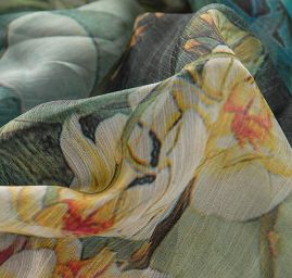 Šifon vzor narcisu/orchideje zelená/modrá