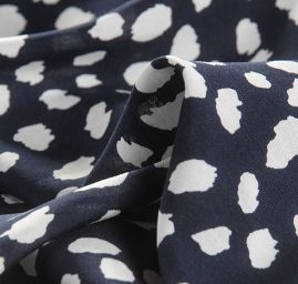 Viskozová šatová látka zvířecí vzor bílomodrá