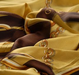 Hedvábná látka kupón přezky zlatá 