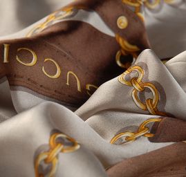 Hedvábná látka vzor přezky a řetízky šedá