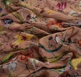 Hedvábný žoržet rozkvetlá louka