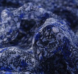 Šifon plisé motiv drobných květů šedomodrý