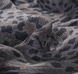 Šifon plisé zvířecí motiv hnědá/tm.hnědá