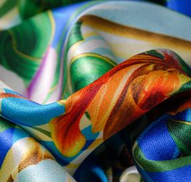 Hedvábný satén exotický motiv/papoušek