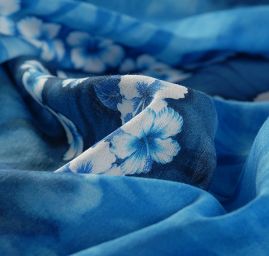 Bavlněný etamín květinový motiv modrá/bílá 