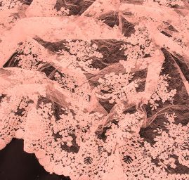 Krajka výšivka na vzorovém tylu lososové barvy