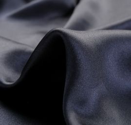 Hedvábný satén pružný tm. modré barvy
