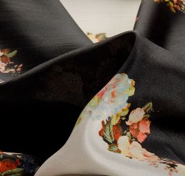 Hedvábná látka romantický vzor květin černá