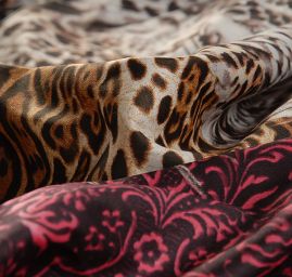 Pružná bavlněná látka tisk zvířecí motiv/peří/květy 