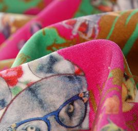 Exkluvzivní samet avantgardní vzor malý růžový podklad