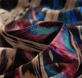 Viskozový úplet zvířecí motiv/paví pera