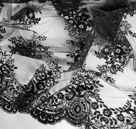 Krajka výšivka na tylu květinový motiv černá