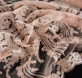 Krajka bordurová výšivka na tylu květy pudrová 