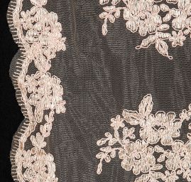 Krajka bordurová výšivka na tylu květy pudrová 