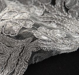 Krajka bordurová na tylu květy šedá